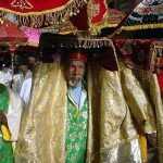 Эфиопский священнослужитель во время праздничной процессии к церкви